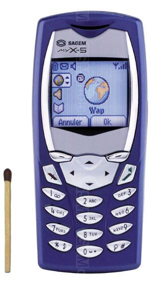 Photo d'un Sagem Myx-5 à côté d'une allumette pour l'échèle (il est envirron 2x plus grand). L'appareil est bleu avec un clavier T9 gris et un écran couleur qui affiche le menu "WAP" avec le globe terrestre comme icone.